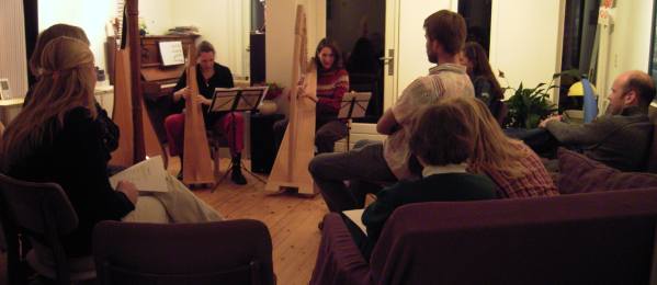 [Overzichtsfoto huiskamerconcert]