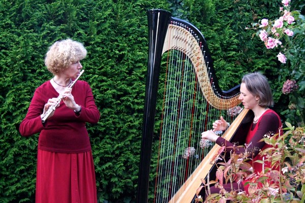 [Foto harp/fluit duo Irene Lopes
              Cardozo en Nienke van Leijden ]